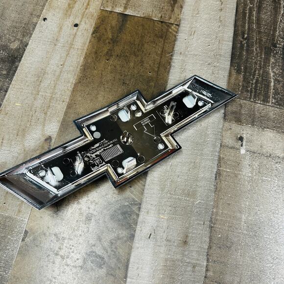 2022-2024 Chevrolet Silverado 1500 Bowtie Emblem GM OEM NEW 84890248 - Picture 5 of 6